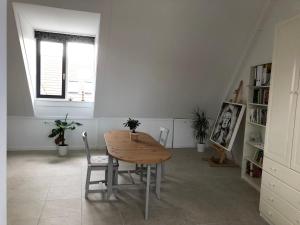 comedor con mesa, sillas y ventana en B&B Twiske Zuid, Amsterdam free parking en Ámsterdam