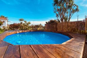 una piscina con terraza de madera y piscina en Casa Petroleiro, en Albergaria-a-Velha