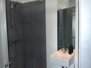 Bilik mandi di PLANT BASED b&b central Bruges