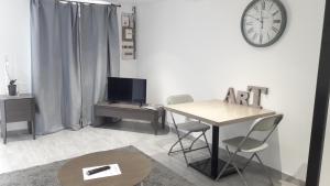 Televisyen dan/atau pusat hiburan di Castelnaudary - Appartement JARDIN