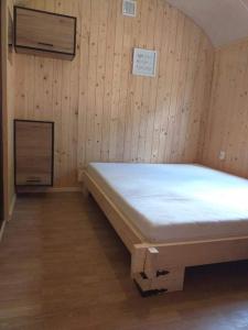 Posteľ alebo postele v izbe v ubytovaní Osada nad żurawim stawem