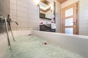 A bathroom at Zoi Apartments Még 36 kép