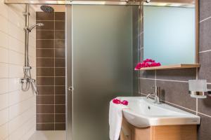 A bathroom at Zoi Apartments