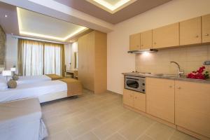 Habitación de hotel con 2 camas y cocina en Zoi Apartments, en Tsilivi