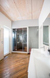 La salle de bains est pourvue de 2 lavabos et d'un grand miroir. dans l'établissement Villa Vivaldi, à Kühlungsborn