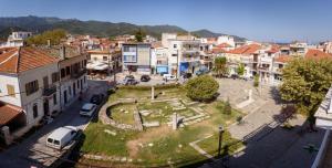an aerial view of a city with a park at Haus Viktoria 1 in Limenas