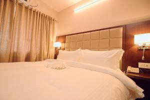 Ein Bett oder Betten in einem Zimmer der Unterkunft Hotel King's Palace