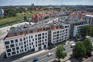 - une vue aérienne sur un grand bâtiment blanc avec une rue dans l'établissement Essence Apartments Sapphire, à Poznań