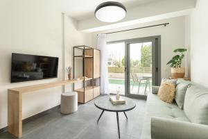 TV a/nebo společenská místnost v ubytování Yuka Villas Collection