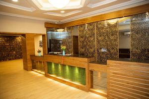 eine Lobby mit einem Pool in einem Zimmer in der Unterkunft Hotel King's Palace in Lubumbashi