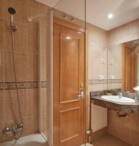 A bathroom at IRAIPE Achuri Hotel