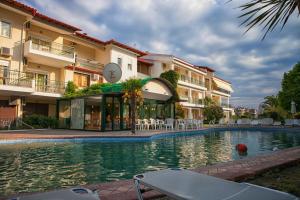 Bazén v ubytování Aristides Hotel nebo v jeho okolí
