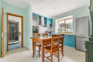 Kuchyňa alebo kuchynka v ubytovaní Deribasivska Cozy 4-room Apartment