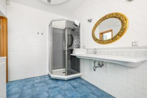 Kúpeľňa v ubytovaní Deribasivska Cozy 4-room Apartment