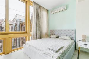Posteľ alebo postele v izbe v ubytovaní Deribasivska Cozy 4-room Apartment