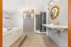 Kúpeľňa v ubytovaní Deribasivska Cozy 4-room Apartment + 14 fotografií