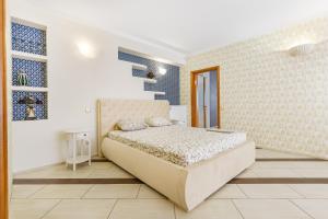 Posteľ alebo postele v izbe v ubytovaní Deribasivska Cozy 4-room Apartment