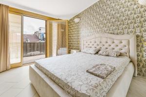Posteľ alebo postele v izbe v ubytovaní Deribasivska Cozy 4-room Apartment