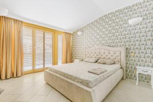 Posteľ alebo postele v izbe v ubytovaní Deribasivska Cozy 4-room Apartment
