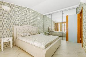 Posteľ alebo postele v izbe v ubytovaní Deribasivska Cozy 4-room Apartment