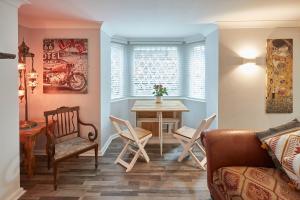 een woonkamer met een tafel en stoelen bij Host & Stay - In The Key Of Sea in Saltburn-by-the-Sea