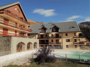 サン・ソルラン・ダルヴにあるAppartement 4 personnes - Résidence les Sybellesの大きなアパートメントで、目の前にプールがあります。 +5枚の写真