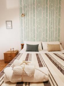 Un dormitorio con una cama con una pared verde y blanca en Appartamento "C'era una volta" - Ancona en Ancona