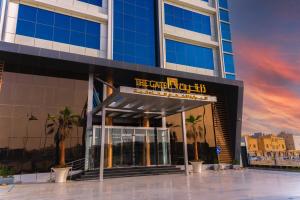 een gebouw met een bord dat het grand hotel leest bij The Gate Hotel and Apartments in Dammam