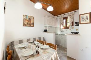 Kuchyň nebo kuchyňský kout v ubytování Amalia Cottages