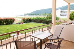patio con mesa y sillas en el balcón en Plakoudis Rooms en Stavros