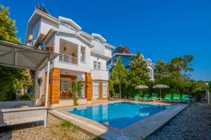 een zwembad in de achtertuin van een huis bij Infinity Beyaz Villa in Fethiye