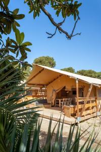 un gran edificio con techo en una playa en HolaCamp Sitges Garrofer, en Sitges 37 fotos más