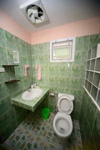 uma casa de banho com um WC e um lavatório em ภูร์ชรินท์ รีสอร์ท em Ban Than Phra