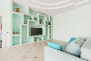 Televízia a/alebo spoločenská miestnosť v ubytovaní Deribasivska Cozy 4-room Apartment
