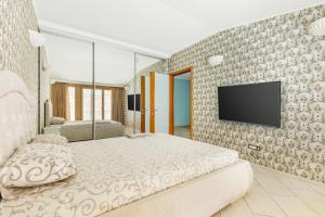 Televízia a/alebo spoločenská miestnosť v ubytovaní Deribasivska Cozy 4-room Apartment