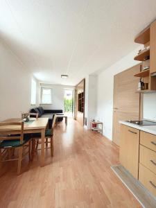 cocina y sala de estar con mesa y comedor en Apartma Kati, en Bovec