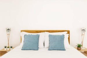 A bed or beds in a room at iFlat Yellow Monti Studio Apartment