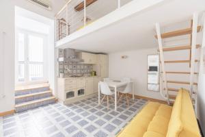 een kamer met een bed, een tafel en een keuken bij iFlat Yellow Monti Studio Apartment in Rome
