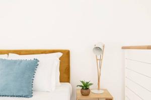 A bed or beds in a room at iFlat Yellow Monti Studio Apartment