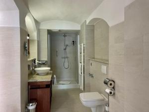 uma casa de banho com um chuveiro, um WC e um lavatório. em Hotel Italia em Görlitz