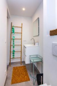 uma casa de banho com um lavatório e uma mesa de vidro em Coast Guesthouse em Zandvoort