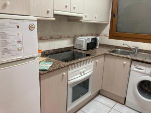 Kuchyňa alebo kuchynka v ubytovaní Espectacular apartamento en Calella de Palafrugell, vistas al mar