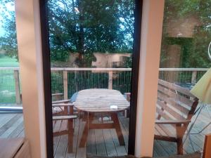 un patio con mesa y sillas en una terraza en Tiny House FAMILY Ruheoase en Zwettl