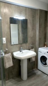 La salle de bains est pourvue d'un lavabo et d'un lave-linge. dans l'établissement Stunning views Levante Beach, à Benidorm
