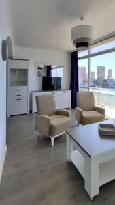 - un salon avec deux chaises et une table dans l'établissement Stunning views Levante Beach, à Benidorm