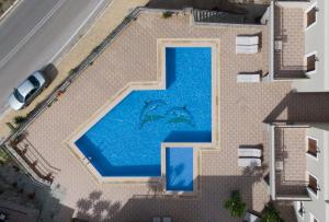 - une vue sur la piscine dans une maison dans l'établissement Nireides villas 'TOP DESTINATION', à Elafonisi