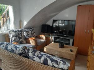 Televízia a/alebo spoločenská miestnosť v ubytovaní Moya, relax en la Calderona
