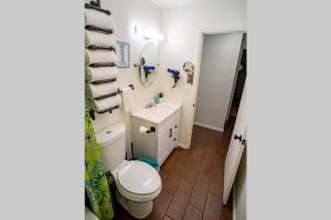 Phòng tắm tại New! JT SUNSHINE HOUSE Cozy, Artsy & Comfy, Dog Friendly, 3BD