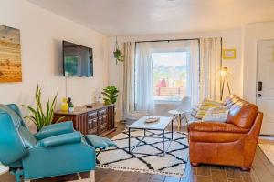 ジョシュア・ツリーにあるNew! JT SUNSHINE HOUSE Cozy, Artsy & Comfy, Dog Friendly, 3BDのソファとテーブルのあるリビングルーム