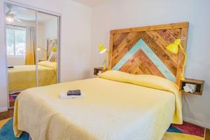 ジョシュア・ツリーにあるNew! JT SUNSHINE HOUSE Cozy, Artsy & Comfy, Dog Friendly, 3BDの大きなベッドと鏡のある寝室